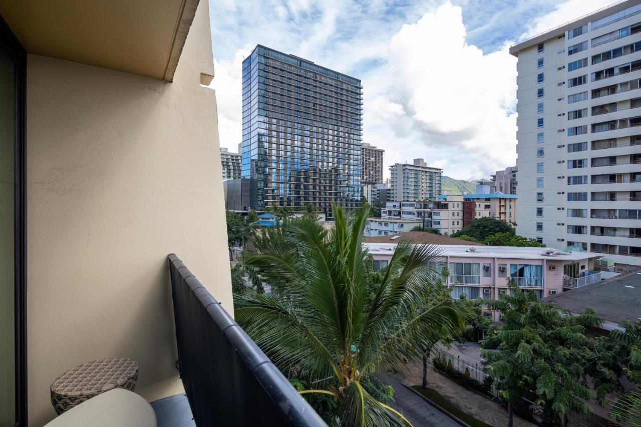 Gorgeous One Bedroom Bamboo Blocks From The Beach Honolulu Eksteriør bilde