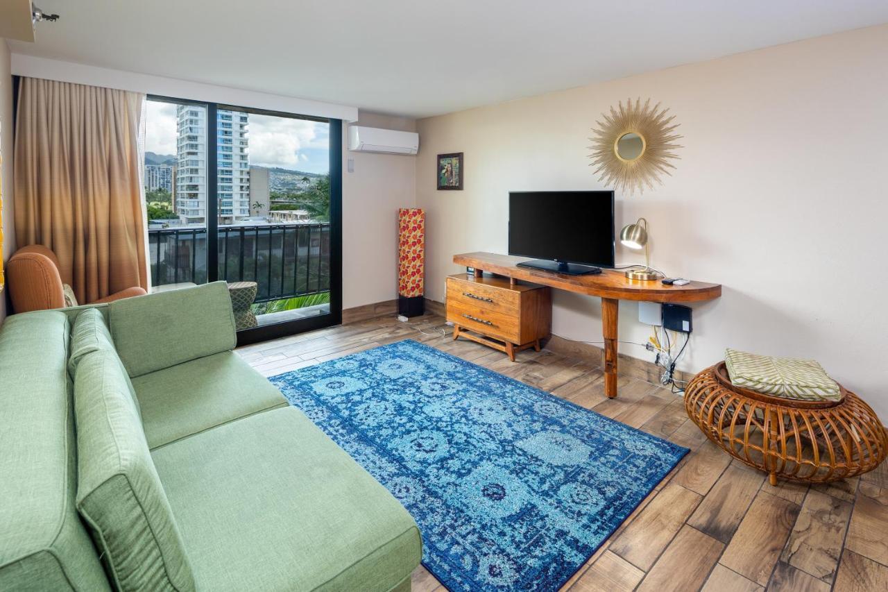 Gorgeous One Bedroom Bamboo Blocks From The Beach Honolulu Eksteriør bilde